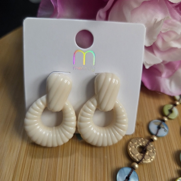 Multicolor Shell Jewelry Set - Picture 2 of 5